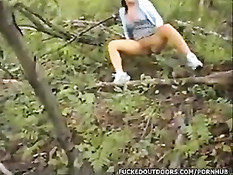 Дама сильно возбудилась в лесу и захотела секса на свежем воздухе