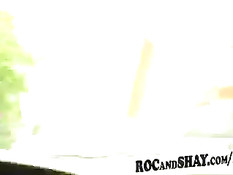 Темнокожая жена делает минет мужу сидящему за рулём автомобиля