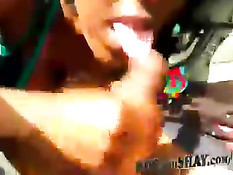 Темнокожая жена делает минет мужу сидящему за рулём автомобиля