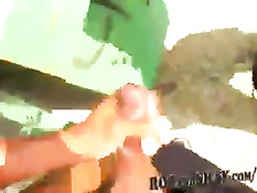 Темнокожая жена делает минет мужу сидящему за рулём автомобиля