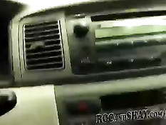 Темнокожая жена делает минет мужу сидящему за рулём автомобиля