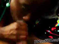 Темнокожая жена делает минет мужу сидящему за рулём автомобиля