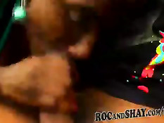 Темнокожая жена делает минет мужу сидящему за рулём автомобиля