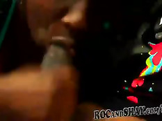 Темнокожая жена делает минет мужу сидящему за рулём автомобиля