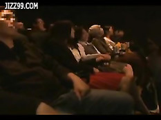 Мама с дочерью оттраханы в туалете кинотеатра во время киносеанса