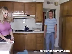 Молодая домохозяйка с шикарной грудью трахнулась с юным парнем