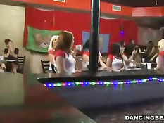 Самые смелые женщины берут член стриптизёра в рот и отсасывают