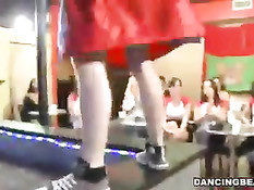 Самые смелые женщины берут член стриптизёра в рот и отсасывают