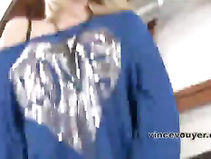 Блондинка Сара Монро берёт в рот и отсасывает толстый мужской член