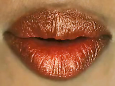 Сексуально озабоченная блондиночка пристаёт к женатому мужчине