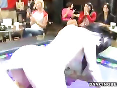 Мужик ебёт смелую девушку в очках на глазах многочисленных подруг