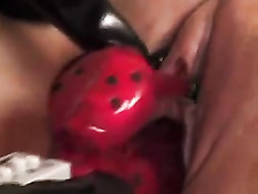 Две прекрасные лесбиянки в латексном белье играют в ролевые игры