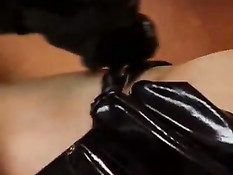 Две прекрасные лесбиянки в латексном белье играют в ролевые игры