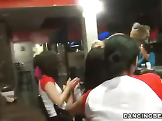 Голые стриптизёры подходят к выпившим девкам и дают пососать член