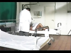 Доктор и две медсестрички нашли время для горячего группового секса