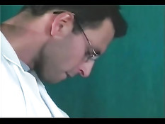 Доктор и две медсестрички нашли время для горячего группового секса