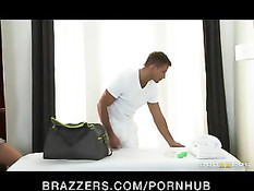 Нежные руки массажиста ласкают попку и киску грудастой брюнетки