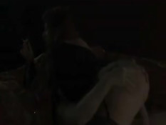 Расставив ноги рыжая сисястая девка курила сигарету и мастурбировала