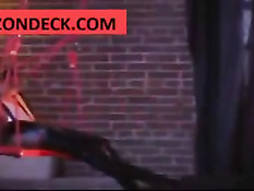 Чёрная красотка Jada Fire разгуливает в корсете и латексных чулках