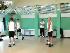 Спортивные ребята заставили лысого дядьку вылизать им ноги и зад