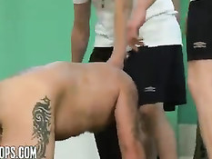 Спортивные ребята заставили лысого дядьку вылизать им ноги и зад