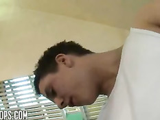 Спортивные ребята заставили лысого дядьку вылизать им ноги и зад