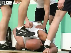 Спортивные ребята заставили лысого дядьку вылизать им ноги и зад