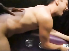 Лысый чувак с татуировками стащил с парня трусы и отсосал его член