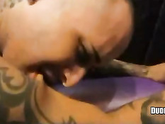 Лысый чувак с татуировками стащил с парня трусы и отсосал его член