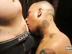 Лысый чувак с татуировками стащил с парня трусы и отсосал его член