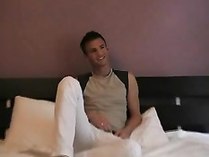 Красавчик гей Lenny Jacks подрочил в кровати и пошёл принимать душ