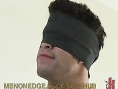 Гей привязал обнажённого парня с закрытыми глазами и подрочил член