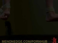 Гей привязал обнажённого парня с закрытыми глазами и подрочил член