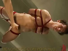 Гей привязал обнажённого парня с закрытыми глазами и подрочил член