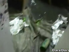 Художник экспериментирует расписывая краской голые тела девушек