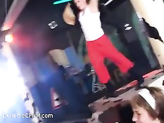 Выпившие девчонки занимаются сексом с парнями во время вечеринки