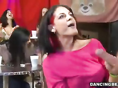 Собравшиеся в клубе дамы занимаются оральным сексом с танцором