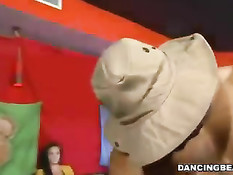 Собравшиеся в клубе дамы занимаются оральным сексом с танцором