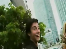 Молодой чувак трахается с сисястой и очень сексуальной блондинкой