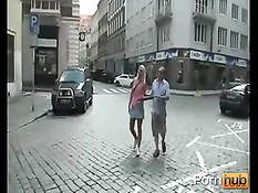 Европейская девка гуляет по городу со стариком и даёт себя ласкать