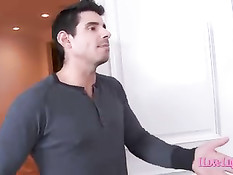 Полуголая юная горничная заманила мужика в свои сексуальные сети