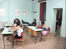 Сексуальная преподавательница Lisa Moneli проводит анальные уроки