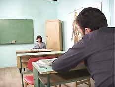 Сексуальная преподавательница Lisa Moneli проводит анальные уроки