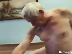 Молодая проказница разделась и набросилась на престарелого дядю