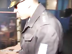 Возбудившиеся пьяные девки жадно отсасывают стриптизёрам члены