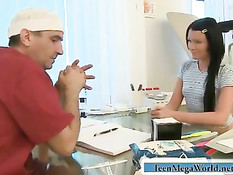 Молодая Карина пришла на приём к гинекологу и сделала ему минет