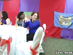 Девки собрались на вечеринке и отсосали приглашённому стриптизёру