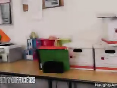 Азиатская девушка пришла на собеседование в вызывающем наряде