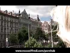 Сисястая блондиночка вставляет игрушку в анус и отсасывает мужику