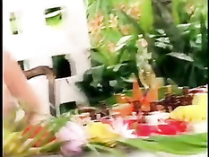 Мистическая богиня делает красавице сладкий кунилингус в бассейне